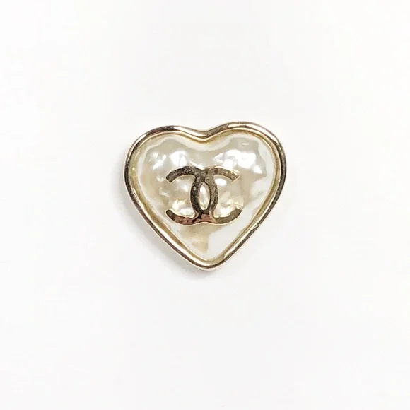 CHANEL 22C AB7530 CC RUNWAY LARGE GOLD PEARLY HEART EARRING - Picture 1 of 8